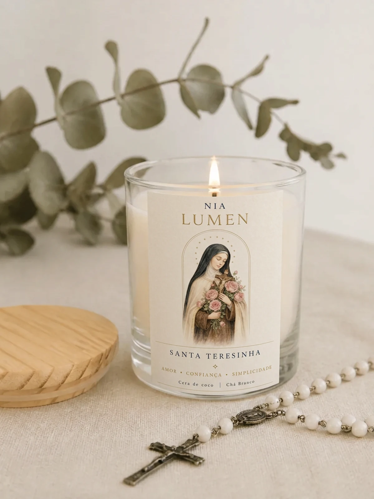 Vela devocional acesa da coleção Nia Lumen